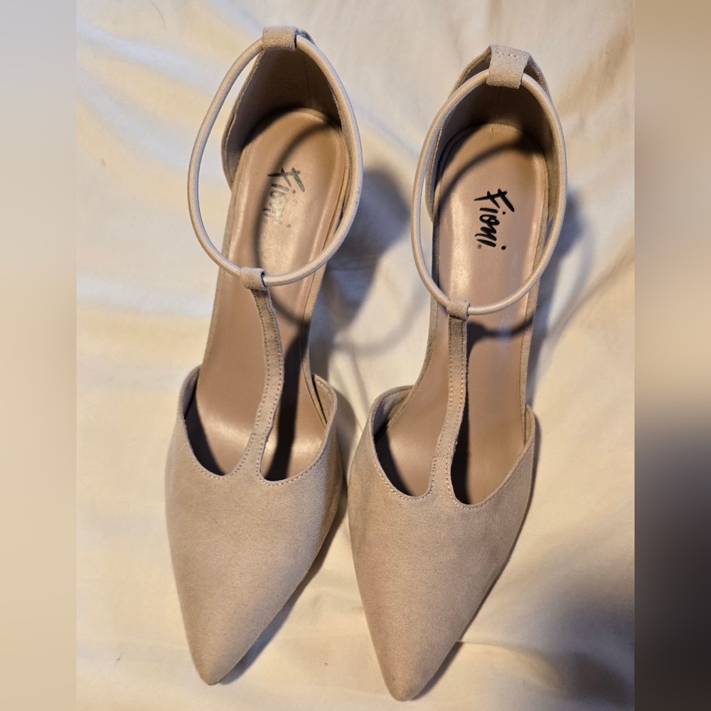 FIONI Clothing Women's Beige T-Strap Heels